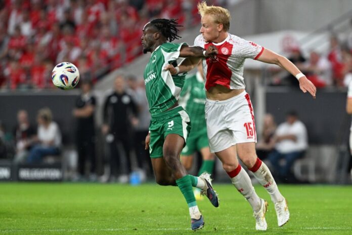 Noel Futkeu Fürths Torjäger Noel Futkeu (l) tat sich im Hinspiel schwer.