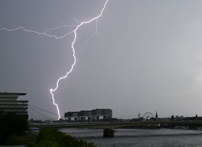 Gewitter im Rheinland In NRW können Gewitter aufziehen. (Archivbild)
