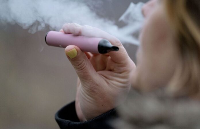 Einweg-Vape Die Konferenz der Umweltministerinnen und Umweltminister der Länder beschäftigt sich mit Einweg-E-Zigaretten. (Archivbild)