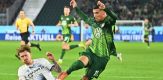 Aufstiegstraum lebt: Paderborner Weg vor Krönung? Hartnäckiger Außenseiter: Paderborns Calvin Brackelmann (l) stoppt den Wolfsburger Adam Daghim im Relegations-Hinspiel.