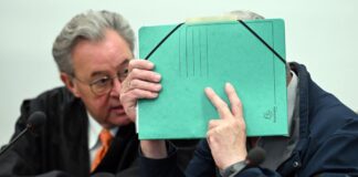 Prozess nach Legionellen-Todesfällen an Uniklinik begonnen Der Angeklagte soll als Verantwortlicher für das Gebäudemanagement eine Untersuchung des Kühlwassers auf Legionellen-Erreger unterlassen haben.