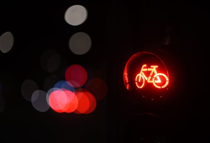 Radfahrer nach Unfall mit Faustschlag attackiert und beraubt Ein Zusammenprall zwischen einem Radfahrer und einem Fußgänger findet am Wochenende in Ahlen kein gutes Ende. (Symbolbild)