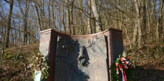 Gedenktafeln von KZ-Mahnmal in Wuppertal gestohlen Die beiden gestohlenen Gedenktafeln befanden sich links und rechts der zentralen Tafel des Mahnmals. (Archivbild)