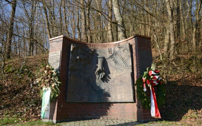 Gedenkstätte für das Konzentrationslager Kemna Die beiden gestohlenen Gedenktafeln befanden sich links und rechts der zentralen Tafel des Mahnmals. (Archivbild)