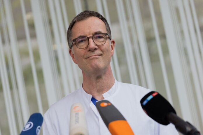 Hantavirus-Ausbruch - Universitätsklinikum Düsseldorf Torsten Feldt, Oberarzt und Bereichsleiter für Tropenmedizin der Uniklinik Düsseldorf, gibt im Fall der deutschen Kontaktperson keine Entwarnung.