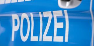 In Mönchengladbach wurde ein bewaffneter nackter Mann bei einem Polizeieinsatz schwer verletzt. (Symbolbild)
