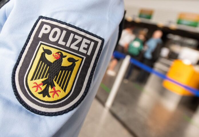 Bundespolizei am Flughafen (Symbolbild) Am Flughafen Düsseldorf wurde ein Tatverdächtiger verhaftet. (Symbolbild)