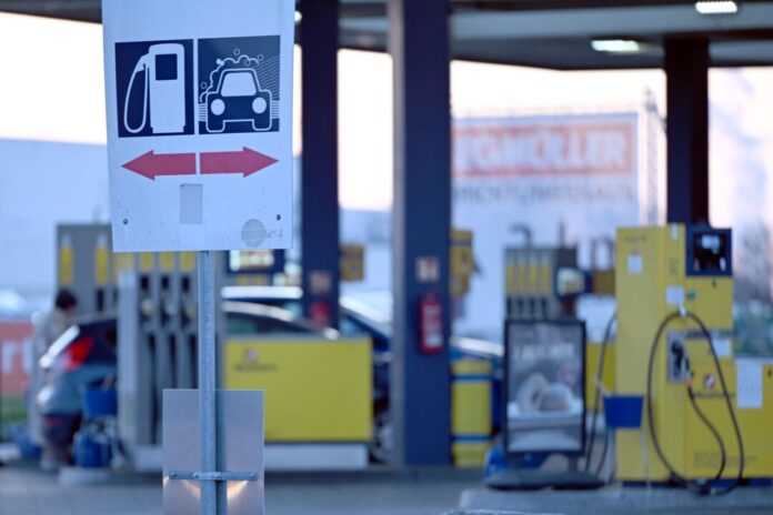 Tankstelle In Bayern hat der Auswertung zufolge rund jede vierte Tankstelle gegen die 12-Uhr-Regel verstoßen, in NRW lediglich knapp jede Siebte (Archivbild).