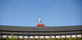 Baby in Lebensgefahr vermisst – Polizei fahndet in Duisburg Ein Baby, das in der Helios St. Johannes Klinik behandelt wurde, wird vermisst. (Symbolbild)