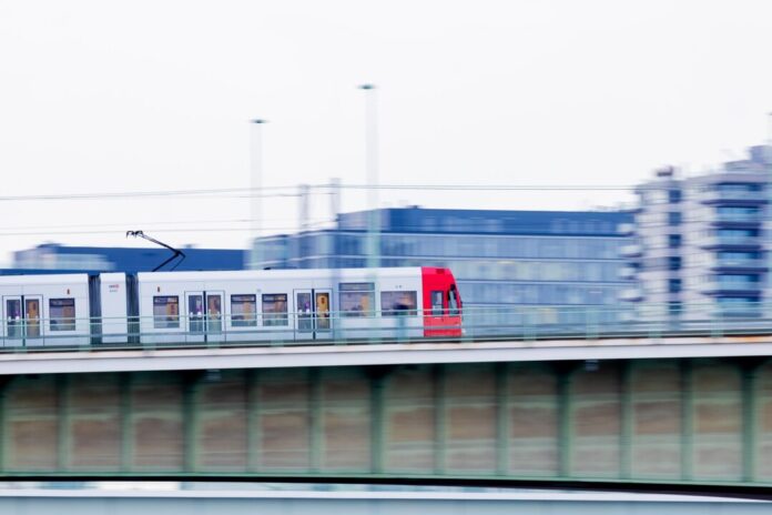Öffentlicher Personennahverkehr - Köln Die Oberleitung an einer Strecke der Kölner Verkehrsbetriebe wurde beschädigt. (Symbolbild)