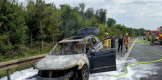 Auto auf der A52 in Flammen: Ratinger Feuerwehr rückt aus Der ausgebrannte Wagen auf der Autobahn. Foto: Feuerwehr Ratingen