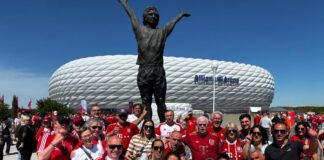 Lebenstraum erfüllt: Velberter FC Bayern-Fanclub ermöglicht Reise nach München Desiree im Kreise des FC Bayern-Fanclubs und ihrer Familie vor der Allianz-Arena in München. Foto: privat