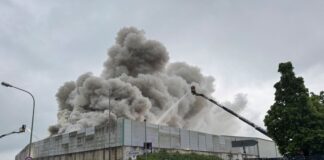 Brand in Entsorgungsbetrieb in Krefeld gelöscht Bei dem Brand von rund 700 Tonnen Metallschrott kam es zu einer starken Rauchentwicklung.