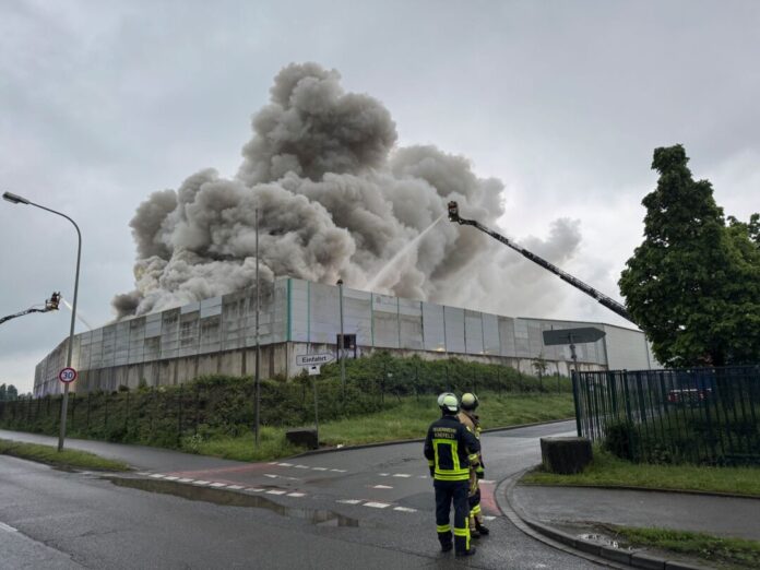 Hunderte Tonnen Metallschrott brennen am Krefelder Hafen Bei dem Brand von rund 700 Tonnen Metallschrott kam es zu einer starken Rauchentwicklung.