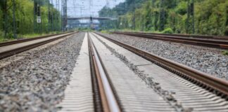 Jogger läuft über Bahngleise – Zugverkehr gestoppt Ein Jogger ist zwischen Dortmund und Bochum über die Bahngleise gelaufen. (Symbolbild)