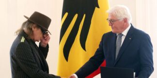 Steinmeier gratuliert Udo Lindenberg zum 80. Geburtstag Frank-Walter Steinmeier lobt Lindenberg zu seinem Geburtstag für sein politisches Engagement. (Archivbild)