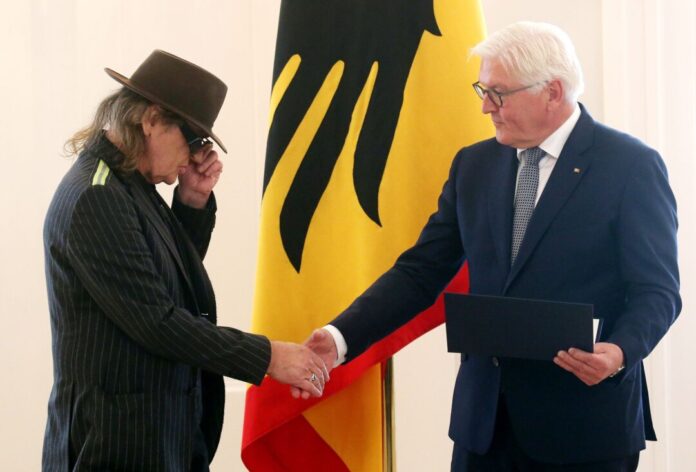 Udo Lindenberg und Frank-Walter Steinmeier Frank-Walter Steinmeier lobt Lindenberg zu seinem Geburtstag für sein politisches Engagement. (Archivbild)