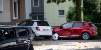 Unfall in Dinslaken: War medizinischer Notfall die Ursache? Ein Fahrrad und ein verlorener Schuh liegen auf der Fahrbahn - zwei Kinder sterben bei einem tragischen Unfall.
