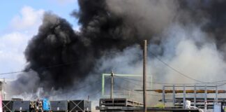 Dunkle Rauchsäule durch Brand in Kölner Werkstatt Feuerwehr und Polizei sind im Einsatz bei einem Brand in einer Werkstatt in einem alten Industrieareal - die dichte Rauchwolke ist weithin sichtbar.