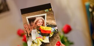 Warum eine Deutsche an der Ukraine-Front ihr Leben opferte Savita Wagner ist in der Ukraine unvergessen - immer wieder wird mit Blumen und Fotos an sie erinnert.
