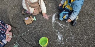 Bunte Botschaften für Betreuung Kinder, Kreide und die Straße. Ein farbenfroher Gruß mit Inhalt, Bild: SkF Ratingen
