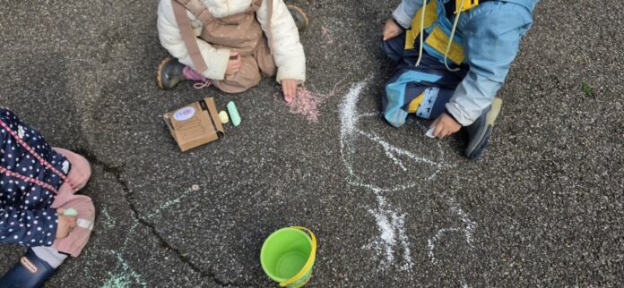 kinder_malen1 Kinder, Kreide und die Straße. Ein farbenfroher Gruß mit Inhalt, Bild: SkF Ratingen