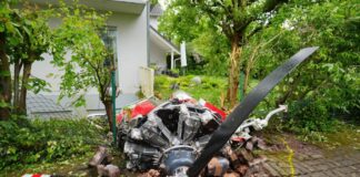 Zwei Tote bei Absturz von Kleinflugzeug in Wohngebiet Ein Propeller der Maschine liegt vor einem Wohnhaus.