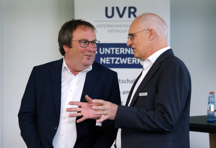 Verkehrsminister NRW Oliver Krischer mit Olaf Tünkers vom UVR bei DKV Mobility in Ratingen Ost. Foto: Achim Blazy/UVR Verkehrsminister NRW Oliver Krischer mit Olaf Tünkers vom UVR bei DKV Mobility in Ratingen Ost. Foto: Achim Blazy/UVR