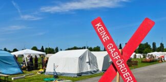 Klimaprotest gegen Gaskraftwerke: Störaktionen angekündigt Seit Tagen campieren Klimaschützer in der Nähe eines RWE-Gaskraftwerks (Archivbild).