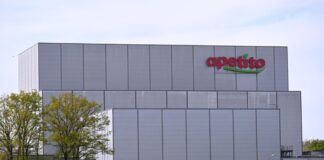 Tiefkühl-Essensfabrikant profitiert vom Fachkräftemangel In diesen Lagerhallen ist es minus 22 Grad kalt. Vorne eine kleinere Logistikhalle, dahinter eine 43 Meter hohe Riesenhalle.