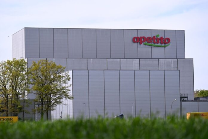 Lebensmittelherstellers Apetito In diesen Lagerhallen ist es minus 22 Grad kalt. Vorne eine kleinere Logistikhalle, dahinter eine 43 Meter hohe Riesenhalle.
