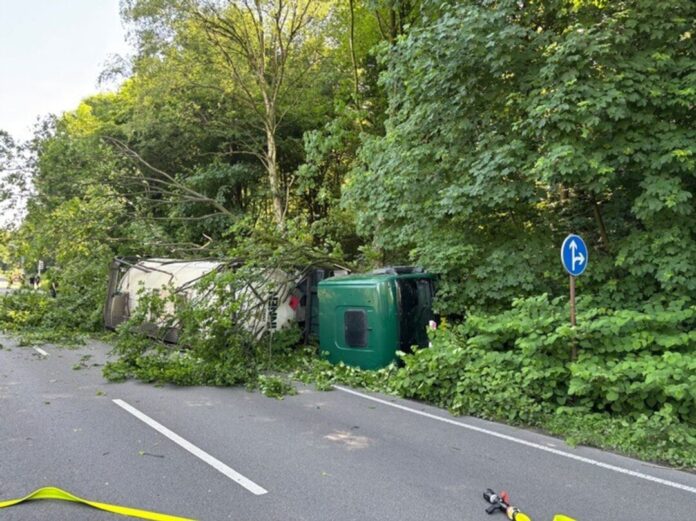 Unfall mit Gefahrguttransporter in Gladbeck Mehr als 20 Stunden hat es gedauert, den Gefahrguttransporter zu bergen.