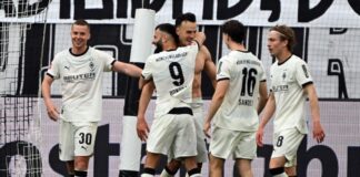 Nach Gladbachs Rettung: Planungssicherheit, aber keine Ruhe Gladbach jubelt über das Siegtor zum 1:0.