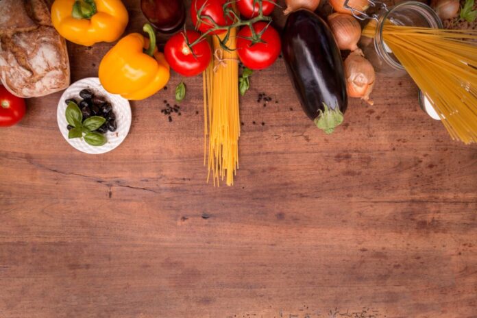 lukasbieri-mediterranean-cuisine-2378758 Das Bild zeigt frische Gemüse, aus denen ein gesundes Gericht gekocht werden soll. Foto: Pixabay
