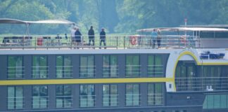 Dem Frühling geht etwas die Puste aus Viele Menschen nutzten das Wetter am Sonntag zu einem Schiffsausflug auf dem Rhein.