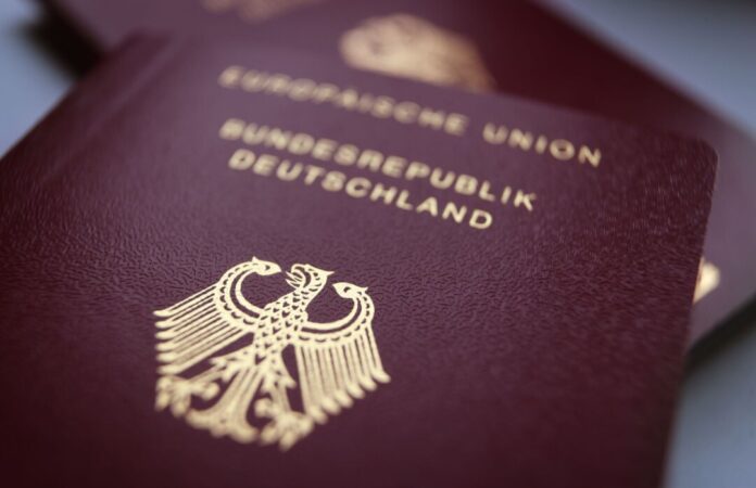 Deutscher Reisepass Die meisten Bürger holen sich ihren neuen Pass im Amt ab. (Symbolbild)
