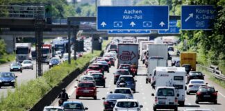 Wie komme ich mit dem Auto am besten zu Pfingsten durch? Auf dem Kölner Ring kann es wieder besonders voll werden. (Archivbild)