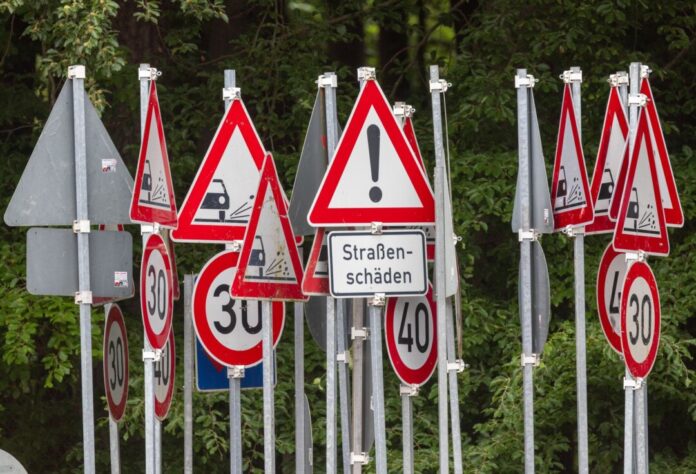 Verschiedene Verkehrsschilder NRW nutzt Gelder aus dem Sondervermögen des Bundes auch für Landesstraßen. (Symbolbild)