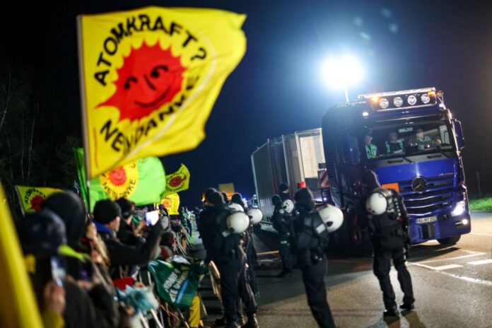 Castor-Transporte in Nordrhein-Westfalen Jeder einzelne Castor-Transport bedeutet für die Polizei einen Großeinsatz. (Archivbild)