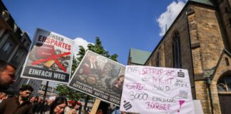 Demo nach Millionen-Coup – Kunden fordern Geld zurück Rund 500 Menschen demonstrieren nach dem Millionen-Einbruch in Gelsenkirchen.