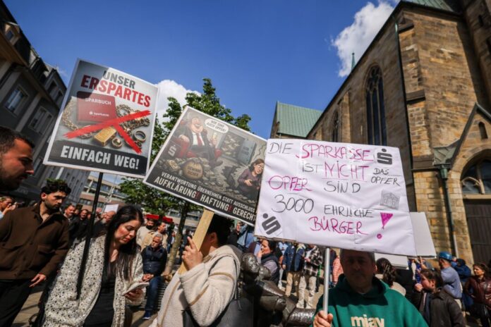 Protestkundgebung zum Sparkasseneinbruch in Gelsenkirchen Rund 500 Menschen demonstrieren nach dem Millionen-Einbruch in Gelsenkirchen.