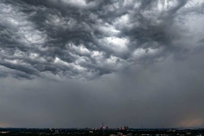 Wolken in Duisburg (Symbolbild) In NRW können kräftige Gewitter aufziehen. (Archivbild)