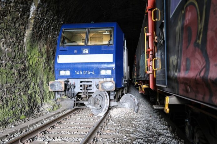 Güterzug entgleist in Tunnel in Plettenberg Bei Plettenberg im Sauerland ist nach einem Güterzug-Unfall eine Bahnstrecke gesperrt.
