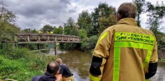 Nur zwei Tage nach dem Ertrinken einer Jugendlichen in der Erft musste die Feuerwehr Grevenbroich im Bereich des sogenannten Flutgrabens erneut einen Leichnam aus dem Wasser bergen. 