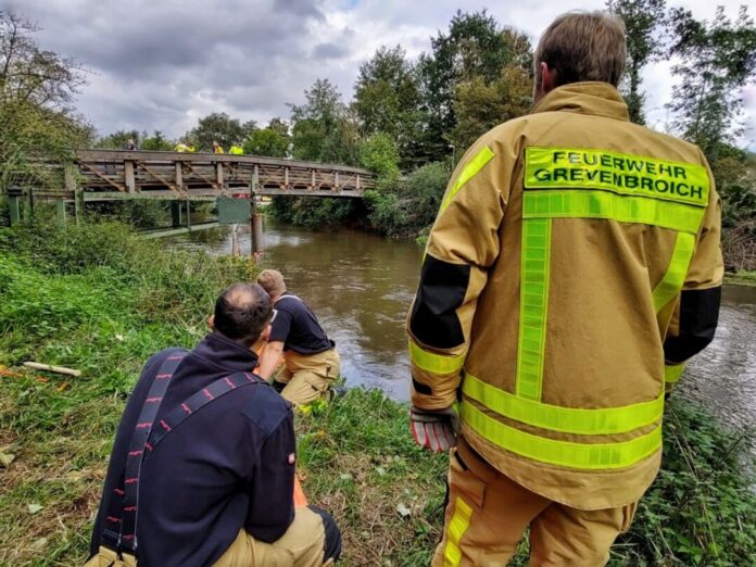 Flutgraben Grevenbroich Nur zwei Tage nach dem Ertrinken einer Jugendlichen in der Erft musste die Feuerwehr Grevenbroich im Bereich des sogenannten Flutgrabens erneut einen Leichnam aus dem Wasser bergen.
