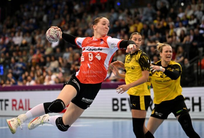 Nieke Kühne (vorn) Blombergs Topspielerin Nieke Kühne (vorn) ist Meisterin und «Spielerin der Saison». (Archivbild)