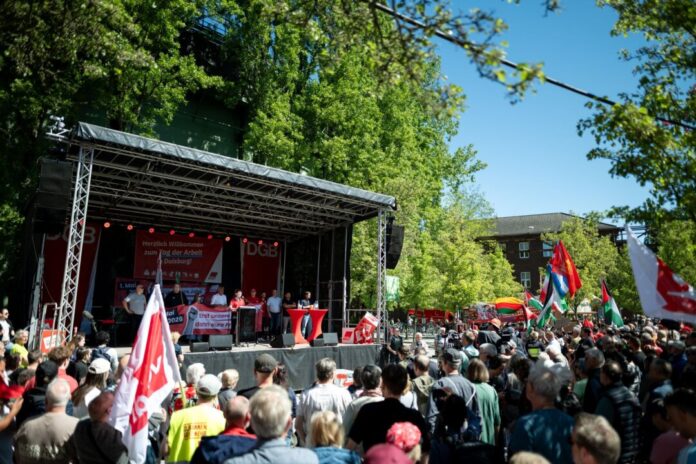 DGB-Kundgebung zum Tag der Arbeit – Duisburg Rund 100.000 Menschen beteiligten sich in Nordrhein-Westfalen an den Kundgebungen der Gewerkschaften.