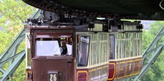 Mehr als Nostalgie: Der Wuppertaler «Kaiserwagen» ist zurück Der sogenannte Kaiserwagen der Wuppertaler Schwebebahn fährt in den Bahnhof Werther Brücke.