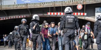 Klimabündnis kritisiert «rückwärtsgewandte Energiepolitik» Polizisten schirmen Demonstranten bei einer Versammlung ab.