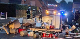 Imbisswagen explodiert – Schäden an Häusern und Auto Die Reste eines völlig zerstörten Imbisswagens, der am frühen Morgen in Goch explodiert ist.